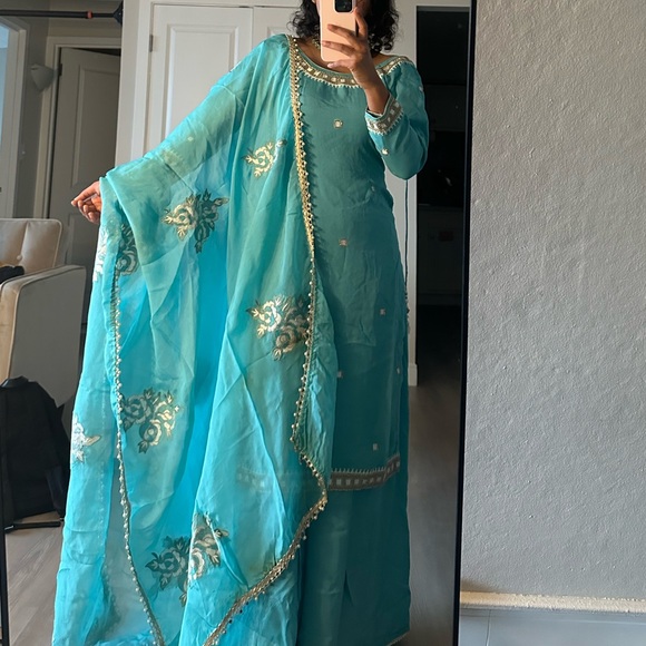 Shara suit - Picture 1 of 3